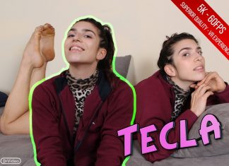 Barefoot Tecla spreads her sexy toes apart widely