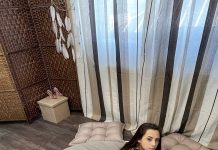 Sexy Teen Plays her Pussy Like a Banjo