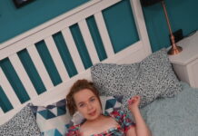 Russian model Luna Haze comes to get naked and show us her sex toy