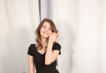 Minni Love is dressed all in black showing off her sexy tits and ass in VR