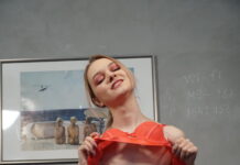 Russian newcomer Nicole takes off her clothes to show us her lovely figure