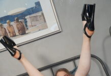 Russian newcomer Nicole takes off her clothes to show us her lovely figure