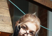 Tamara Close uses her sex toy to masturbate in VR for us