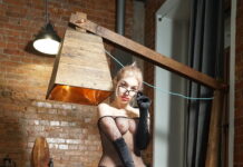 Tamara Close uses her sex toy to masturbate in VR for us