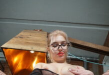 Tamara Close uses her sex toy to masturbate in VR for us