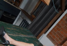 Tamara Close uses her sex toy to masturbate in VR for us