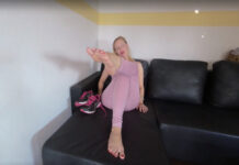 Deutsche Blondine zeigt Dir ihre Fuesse mit Dirty…