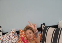 Russian hot babe Miss Daineris shows us her pussy