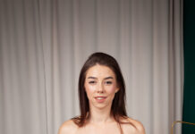 Miss Alica is one tall sexy model from The Ukraine and she is naked in VR