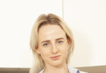 Hanna Rey from Russia shows off her shaved pussy in VR