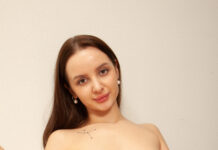 Hot and sexy, First timer Miss Eva Lanis comes to play naked in VR