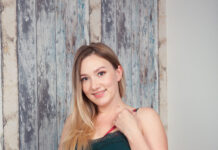 Sunshine is back to show us her inner pussy in VR