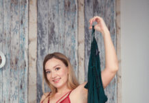 Sunshine is back to show us her inner pussy in VR