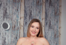 Sunshine is back to show us her inner pussy in VR