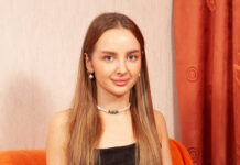 Russian model Eva Lanis pulls off her panties to show us her pink pussy in VR