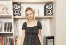 Hanna Rey shows us her shaved pussy and her pink pussy lips in VR