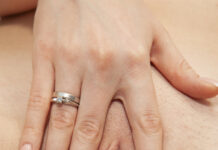 Hanna Rey shows us her shaved pussy and her pink pussy lips in VR