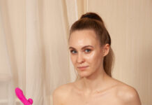 Mencia Francis pulls her dress off in VR and shows us her lovely ass