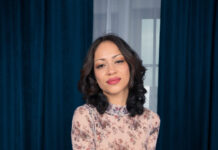 Argentine model Miss Noa Tevez uses her sex toy deep in her pussy on VR