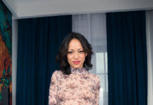 Argentine model Miss Noa Tevez uses her sex toy deep in her pussy on VR