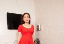 Legazi Divine has a big meaty pussy she shows us in VR