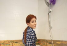 Redhead and sexy babe Luna Rishi in the bath getting fucked in VR