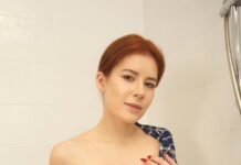 Redhead and sexy babe Luna Rishi in the bath getting fucked in VR