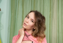 Alice Paradise comes to our VR room to finger fuck her pussy