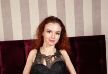 Eva Strawberry shoves her fingers into her very wet pink pussy