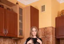 Pussy Juicy shows us her meaty pussy lips as she masturbates in VR