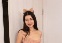 Jolie Butt plays and teases and then pulls off her panties to get fucked in VR