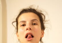 Tais Mersedes spreads her legs and opens her pussy lips in VR