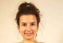 Tais Mersedes spreads her legs and opens her pussy lips in VR