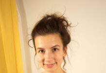 Tais Mersedes spreads her legs and opens her pussy lips in VR