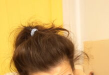 Tais Mersedes spreads her legs and opens her pussy lips in VR