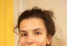 Tais Mersedes spreads her legs and opens her pussy lips in VR