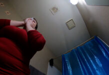 Giantess Cleans Bathroom