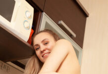 Mencia Francis is so horny she fucks her own pussy, hard! for us in VR