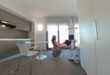 La Coinquilina (voyeur view)