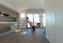 La Coinquilina (voyeur view)