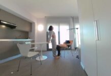 La Coinquilina (voyeur view)