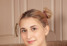 Gorgeous Russian Blonde, Iris Kiss Kiss, Has An Orgasm In The Kitchen