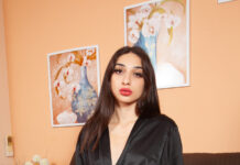 Amazing Russian model Roxanne comes to play with us naked in VR