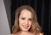 Svetlana Fucks Herself On The Livingroom Table