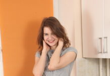 Minni Love Hops On The Kitchen Counter To Play With Lovely Pussy