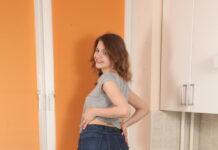 Minni Love Hops On The Kitchen Counter To Play With Lovely Pussy