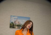 Horny Fit Hottie Kristina Fox Is Back To Show Off Her Sexy Abs