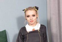 Pretty Di Knows How To Tease A Black D