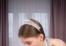 Skinny Maid Sumer Dina Gaps Her Twat For Us All