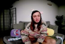 College Girl’s Uses Her Smelly Feet To Satisfy Her Lover